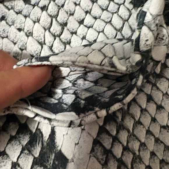 Varley High Waist Chic White and Gray Snake Print Fabric Leggings. Size M - Picture 4 of 13